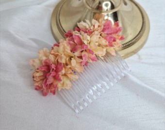 Pale peach and pink flower comb